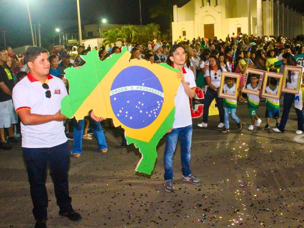 Desfile cívico reúne milhares de alunos