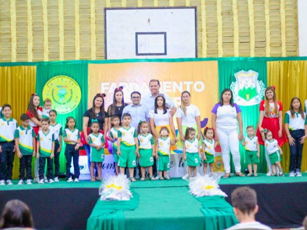 Gestão municipal entregue fardamento aos alunos